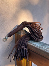 Load image into Gallery viewer, swivel knot flog